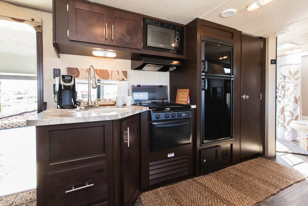 Beautiful Full Kitchen