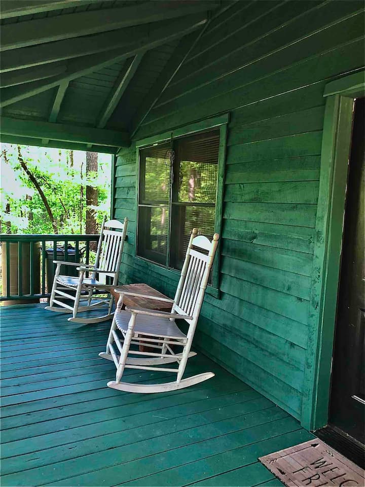 7 Best PetFriendly Cabins Near Lake Jocassee, USA Updated 2024 Trip101