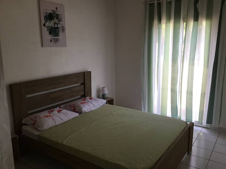 חדר שינה 3: מיטת קווין סייז, גישה לגינה.