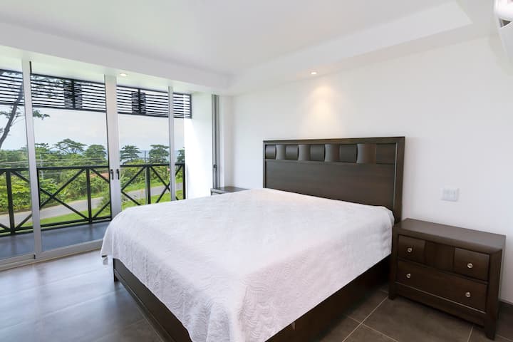 Segundo dormitorio en suite con vistas al mar y acceso a la piscina