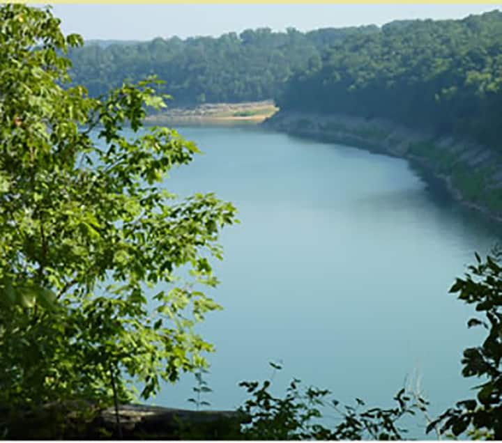 Lake Cumberland's Woodson Bend Resort Condominium Condominiums for Rent in Bronston, Kentucky