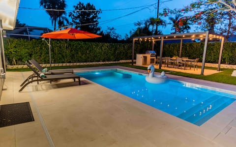 Successful Airbnb property: 673 Lazy Beach Daze · Heated Pool · Walk 2 Beaches in Naples / Marco Island