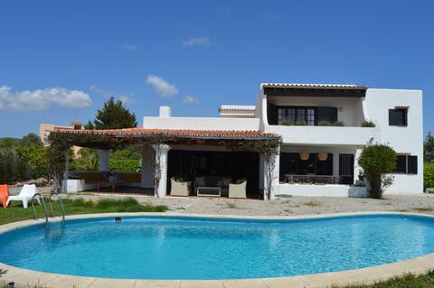 Pool and private parking, A/C, Wifi, nearby beachfront, beachfront