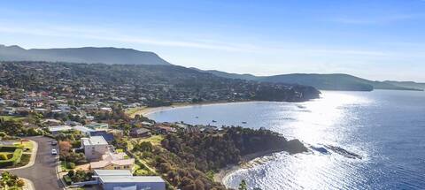 Views of the bay - 2min walk to the beach