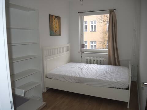 Nice Room nearby the center, only women