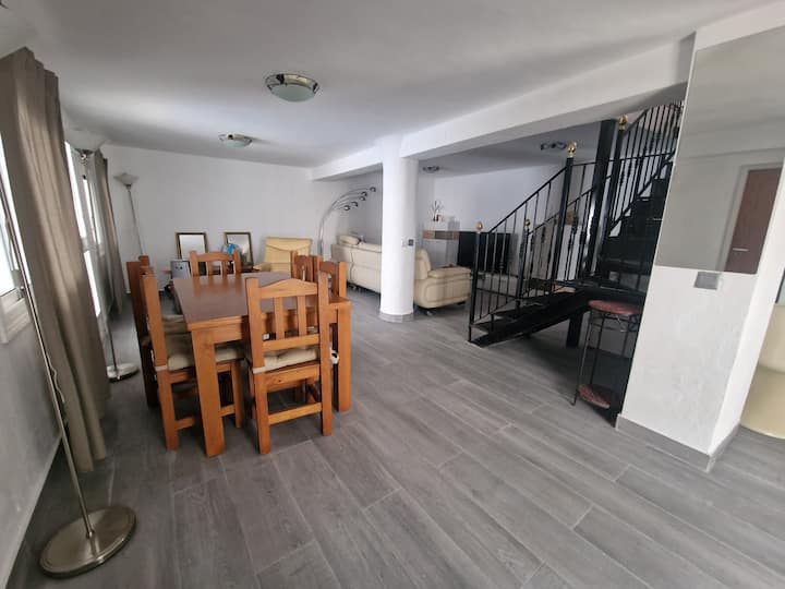 Casa Con Piscina Y Barbacoa En Una Terraza En El Primer Piso Con Unas Bonitas Vistas A La Sierra, Ubicada A Menos De Diez Minutos De La Calle Principal, Con Tres Dormitorios Equipados Con Cama Matrimonio Y Dos Baños Con Ducha Cada Uno. - Ronda