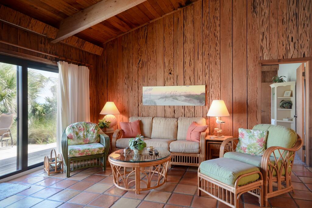 Chair,Furniture,Indoors,Room,Bedroom