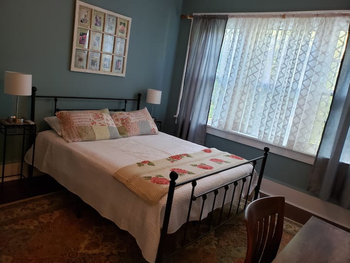 Chambre confortable avec espace de travail.