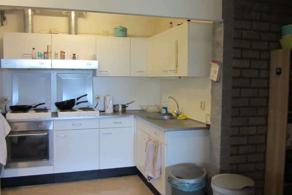 Gedeelde keuken (vaatwasser aanwezig in bijkeuken).
