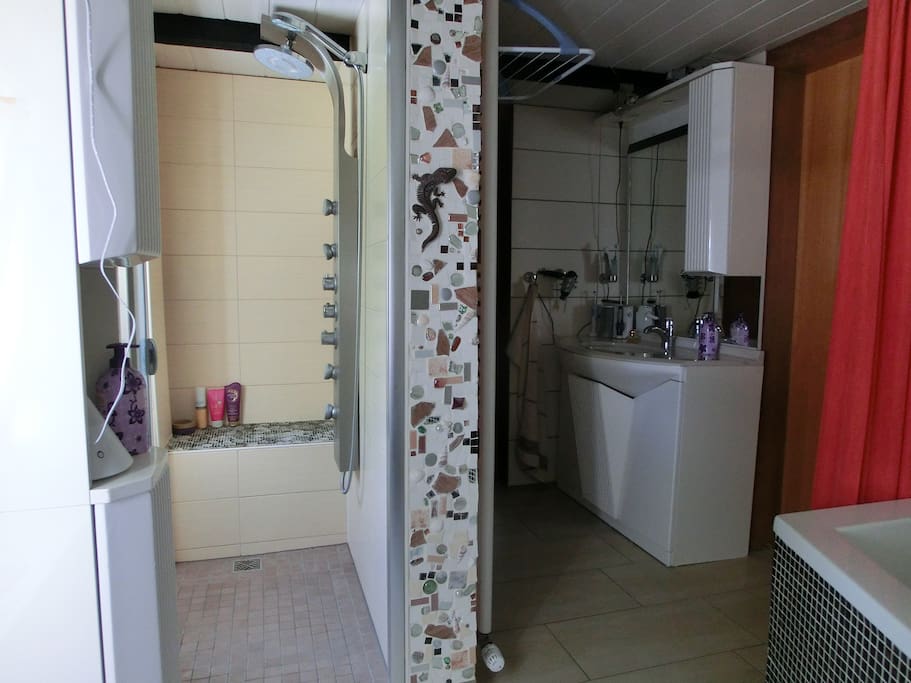 Dusche mit Sitzgelegenheit