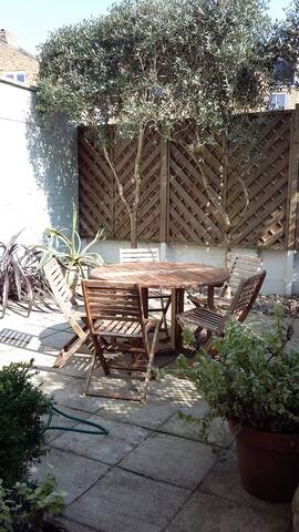 “Blue heaven”-chic House in quiet central location gallery image 5