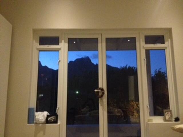 Beautiful large newly renovated house. gallery image 2