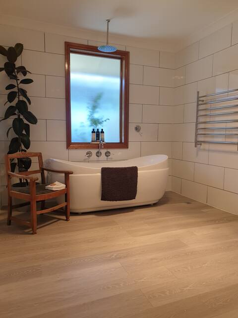 Todd Place
Cosy two bedroom unit, large bathroom.