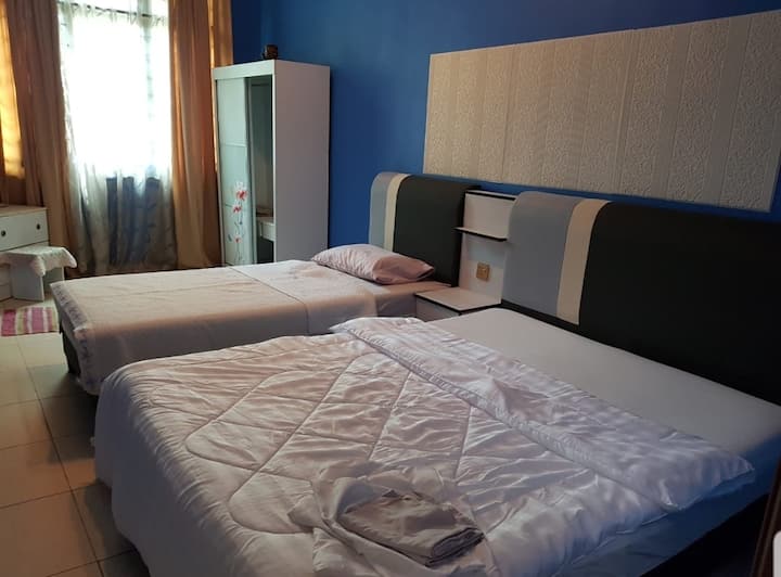 Bračni krevet i krevet za jednu osobu s 2 USB utora spremni