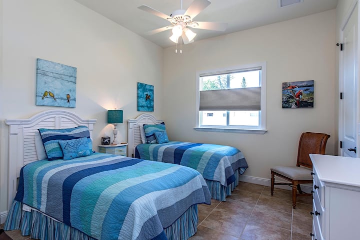 Chumba #3 vitanda viwili vidogo, vifunika dirisha vya chumba cha giza, feni ya dari, iliyowekwa vizuri