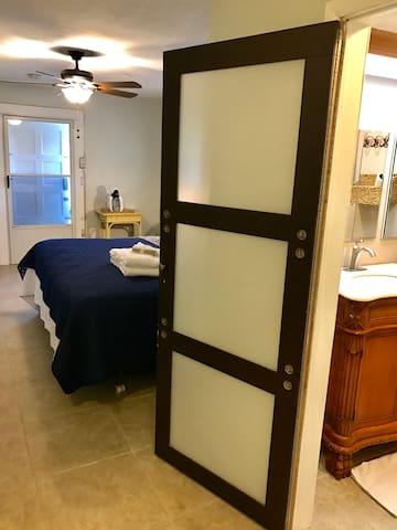 Sunshine Suite & Patio Near Beaches!