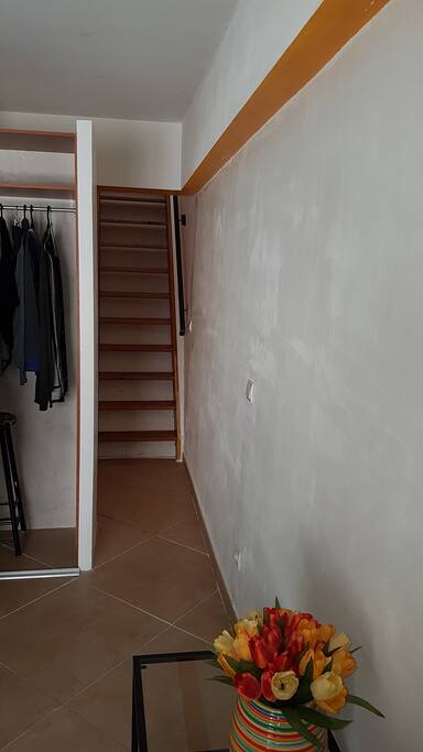 De la chambre, montée d'escalier vers la cuisine + terrasse