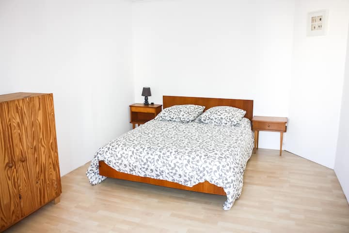 Dhomë gjumi e madhe me krevat 140x190
Njësi e vogël magazinimi, tavolinë, lavatriçe