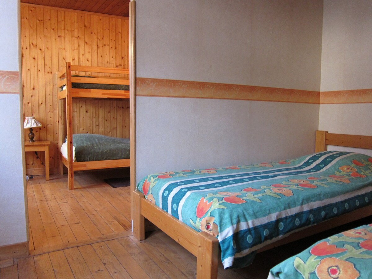 1 .Slaapkamer met 2 eenpersoonsbedden en 1 stapelbed