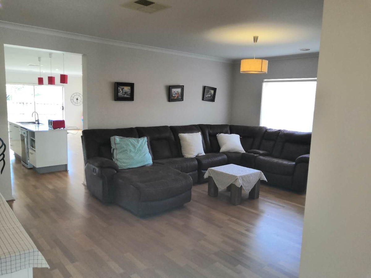 Top Airbnb: 5 min drive to shopping,cozy house in Point Cook in Point Cook