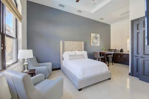 Charming Guest House With Pool Access  and Cabana