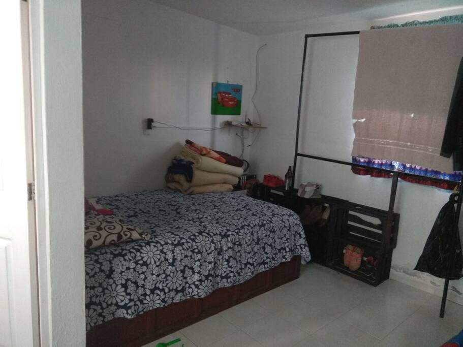 recamara con cama matrimonial