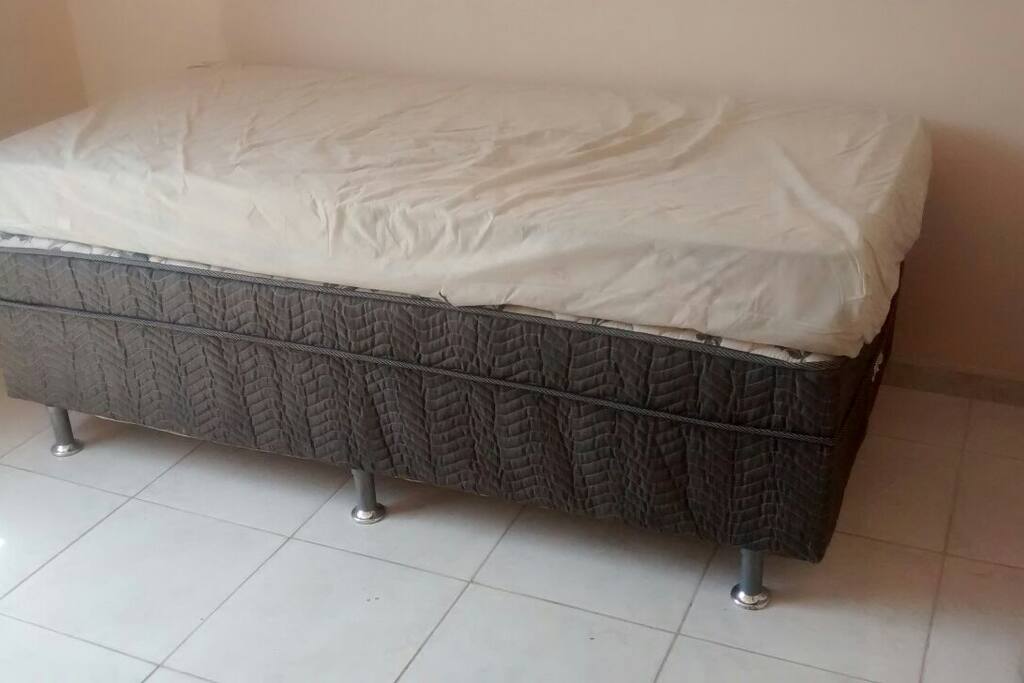 cama de solteiro com colchão + colchão para 2ª pessoa