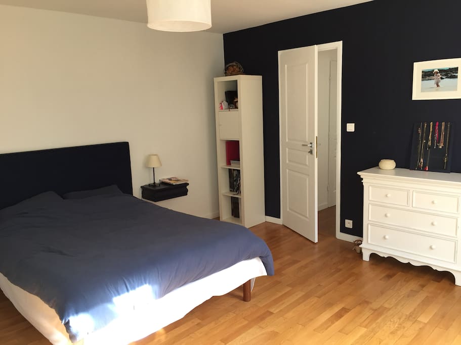 Chambre parentale très spacieuse avec un lit double de 140. Une partie du dressing vous est réservée pour que vous puissiez déposer vos affaires.