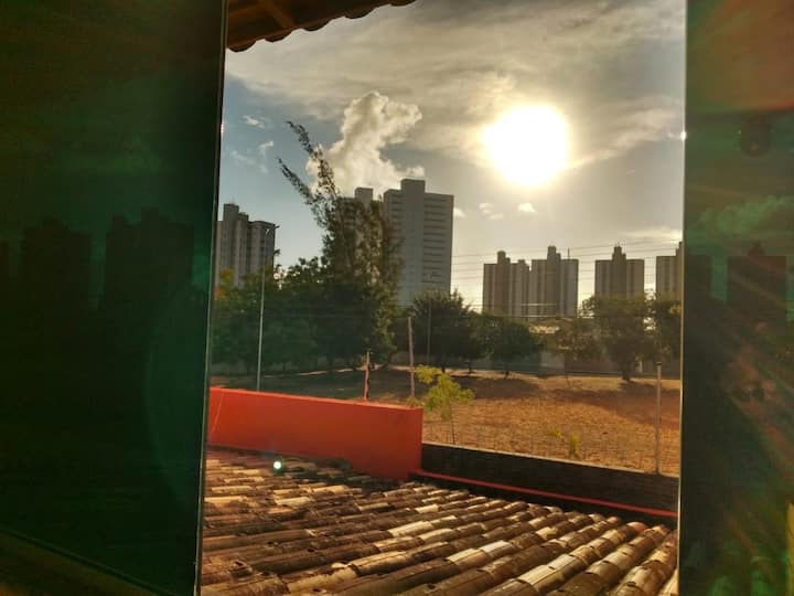 清晨醒来时，您可以在卧室阳台上欣赏美丽的阳光，这是无价之宝。