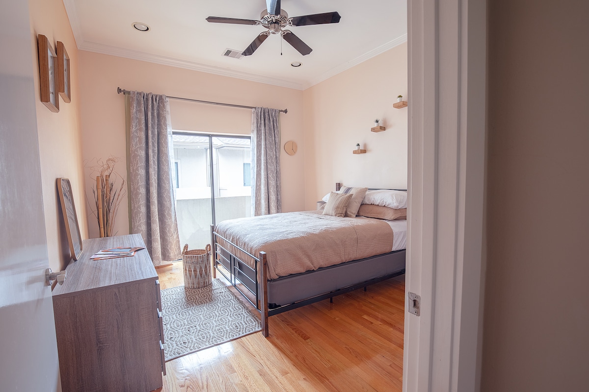 غرفة خوخ أرييل مع شرفة في الطابق الثالث