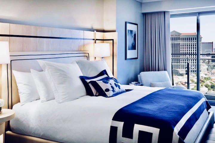 Luxury Suite with Breathtaking Views of the Strip!