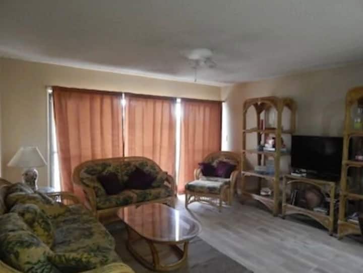 Sala de estar con TV de pantalla plana