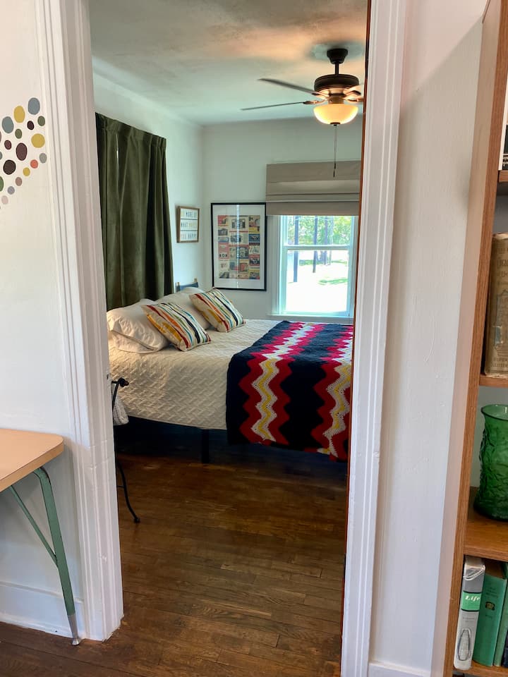 带壁橱空间的卧室。舒适的标准双人床。