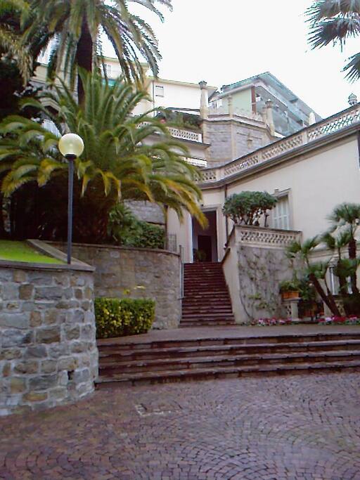 L'ingresso del palazzo
