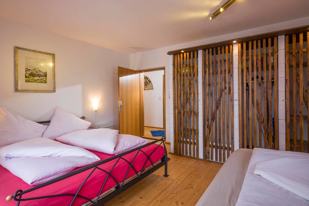Schlafzimmer 1