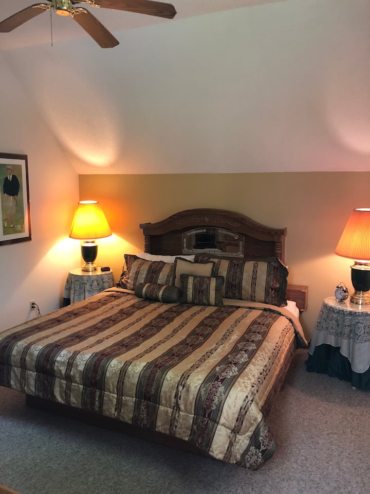 イーグルルーム、上の専用マスターベッドルーム、キングサイズベッド