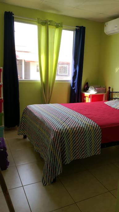 Habitación con cama doble para 1 o 2 personas con aire acondicionado.