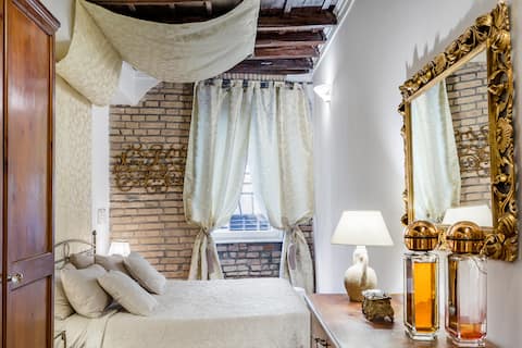 Vintage Loft Apartment close to  Trevi Fountain
