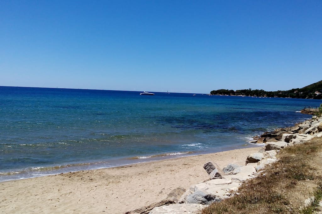 Il mare e la baia di Ogliastro Marina