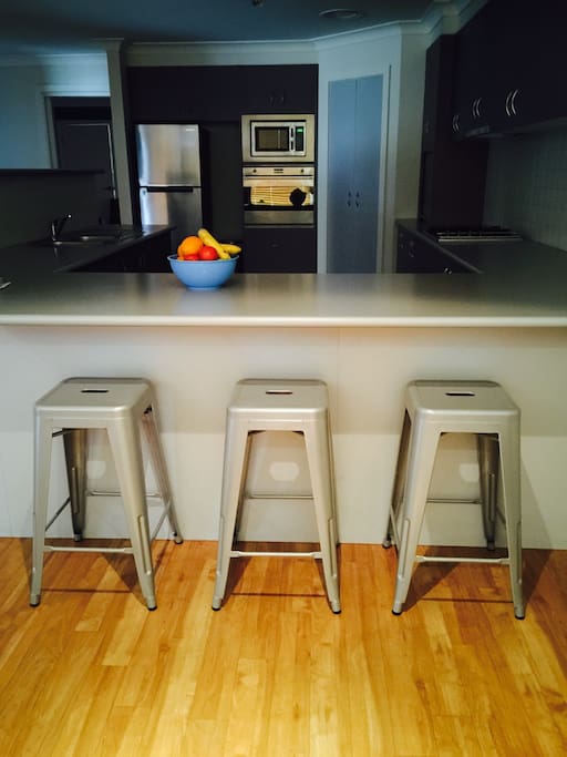 Clean, modern kitchen - equipped with fridge, wall oven, microwave and dish washer