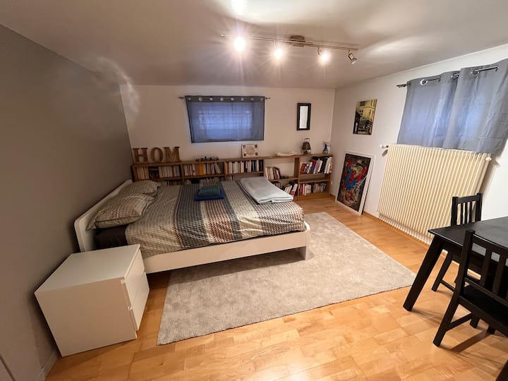 غرفة نوم مزدوجة مع طابق أرضي مفروش ، فراش جديد (ديسمبر 2022)