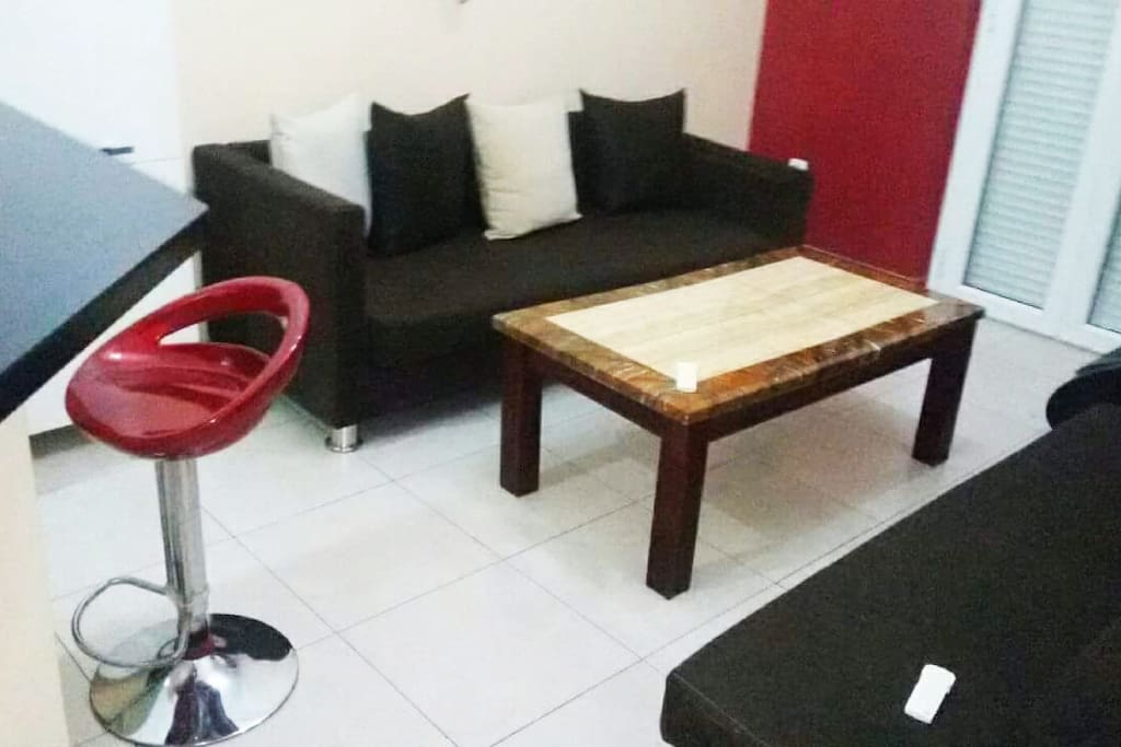 Salle de sejour avec salon télévision clim donnant sur la baie d'alger
Appart équipé de 2 paraboles et wifi haut débit