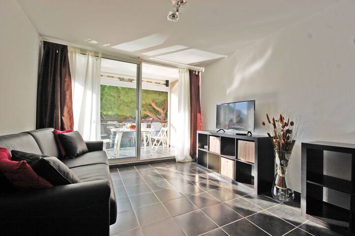 Grand studio au port avec piscine