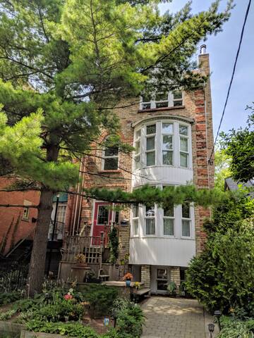 Stunning 4 Bedroom Home in Trendy Cabbagetown gallery image 2