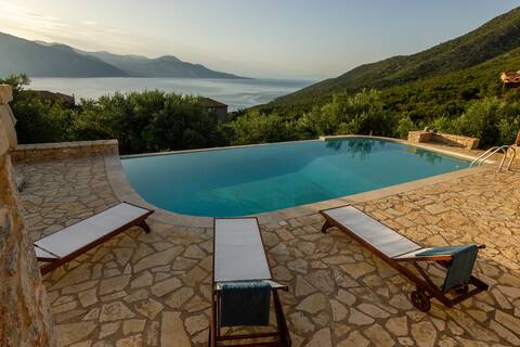 Villa St. George mit Infinity Pool