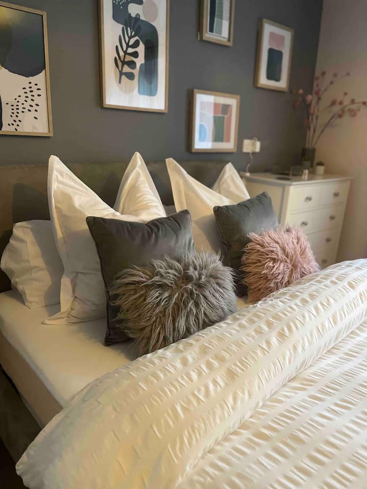 dormitorio 3, cama tamaño king, vistas al frente de la casa