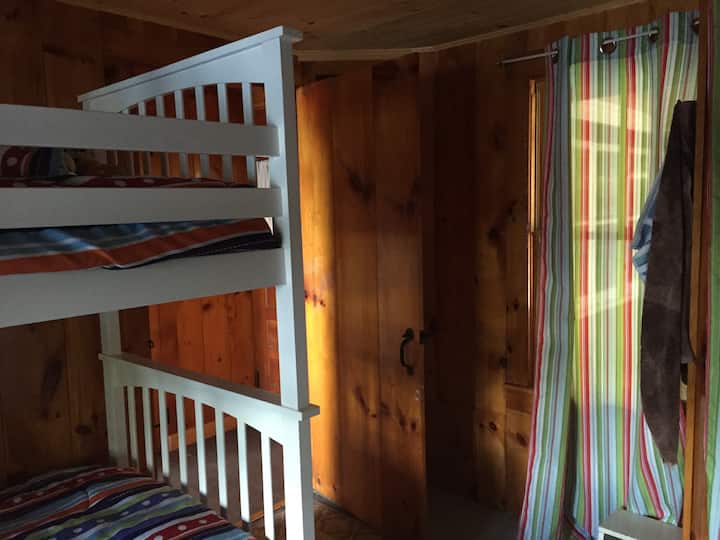 غرفة نوم أخرى في الطابق السفلي مع أسرّة مزدوجة.