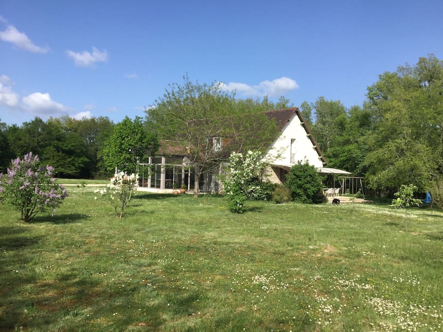 Notre maison ouverte sur un jardin de 5000m² + un espace boisé derrière la maison de 7000m² à disposition