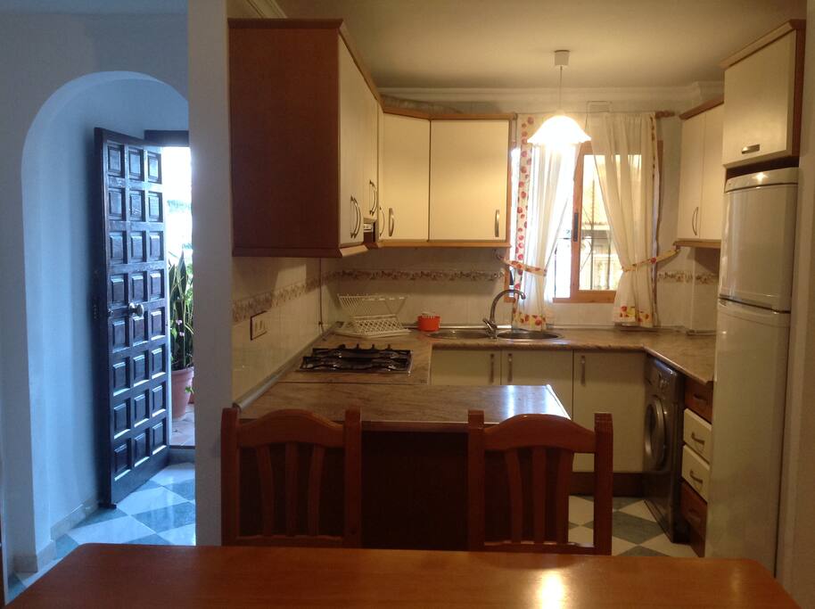 cocina cómoda y equipada con una gran mesa de comedor