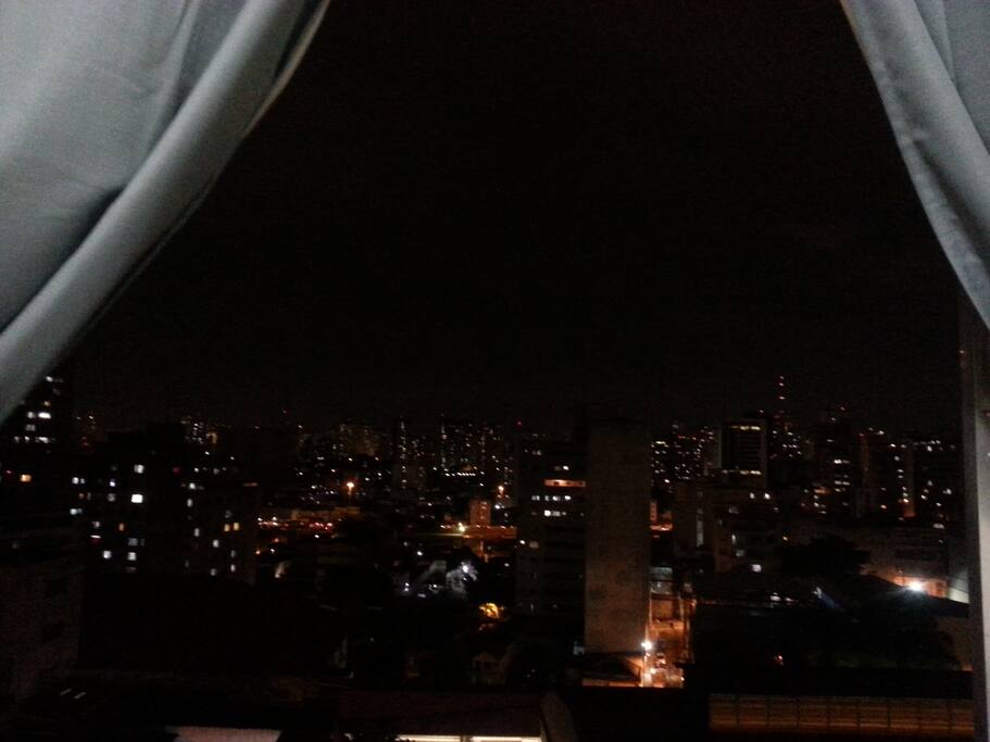 Vista noturna da janela da nossa sala!